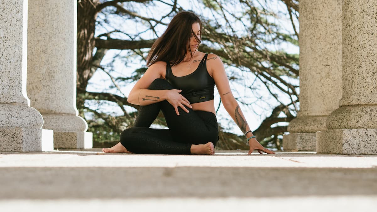 udarakarshanasana image