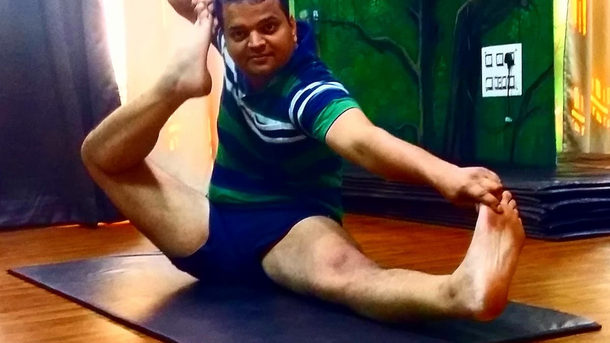 Akarna Dhanurasana images